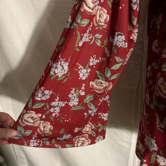 Suzanne Betro Flowered Blouse with ruffled bottom and wide sleeve - Picture 4 of 5